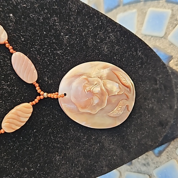 Mother of Pearl Shell Beads Necklace Hand-Carved Flower Pendant White/Beige OS - Picture 3 of 5